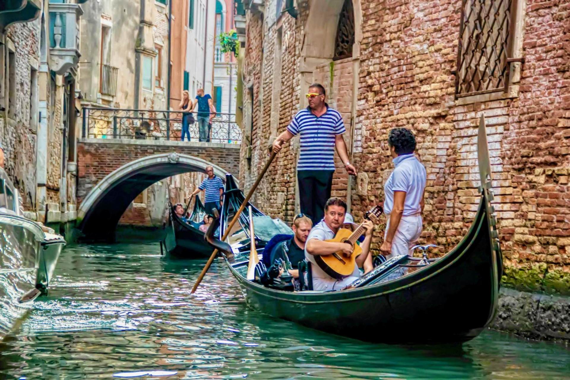 Поездка на гондоле с серенадой в Венеции