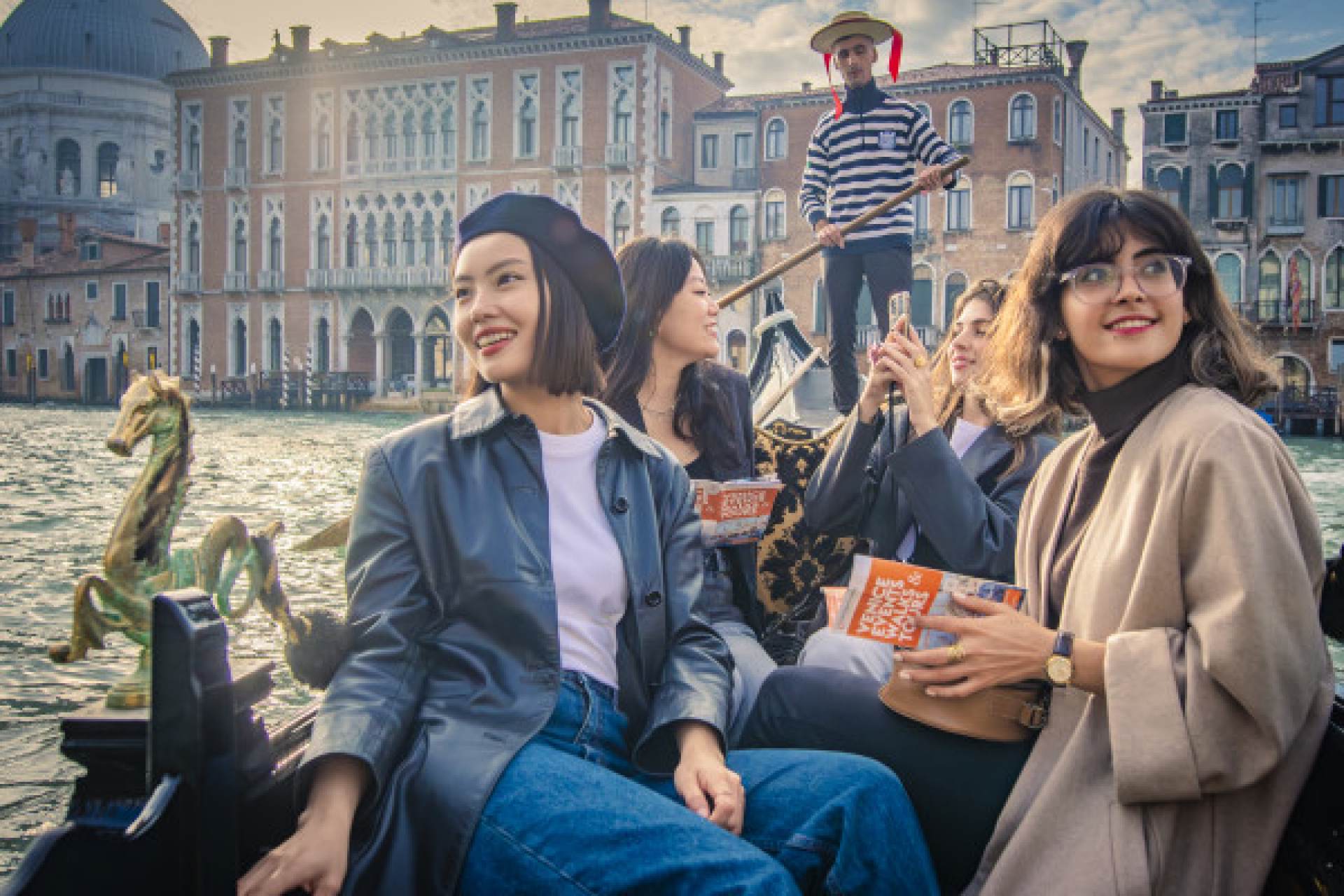 ラグーンの街を巡る乗合ゴンドラ体験