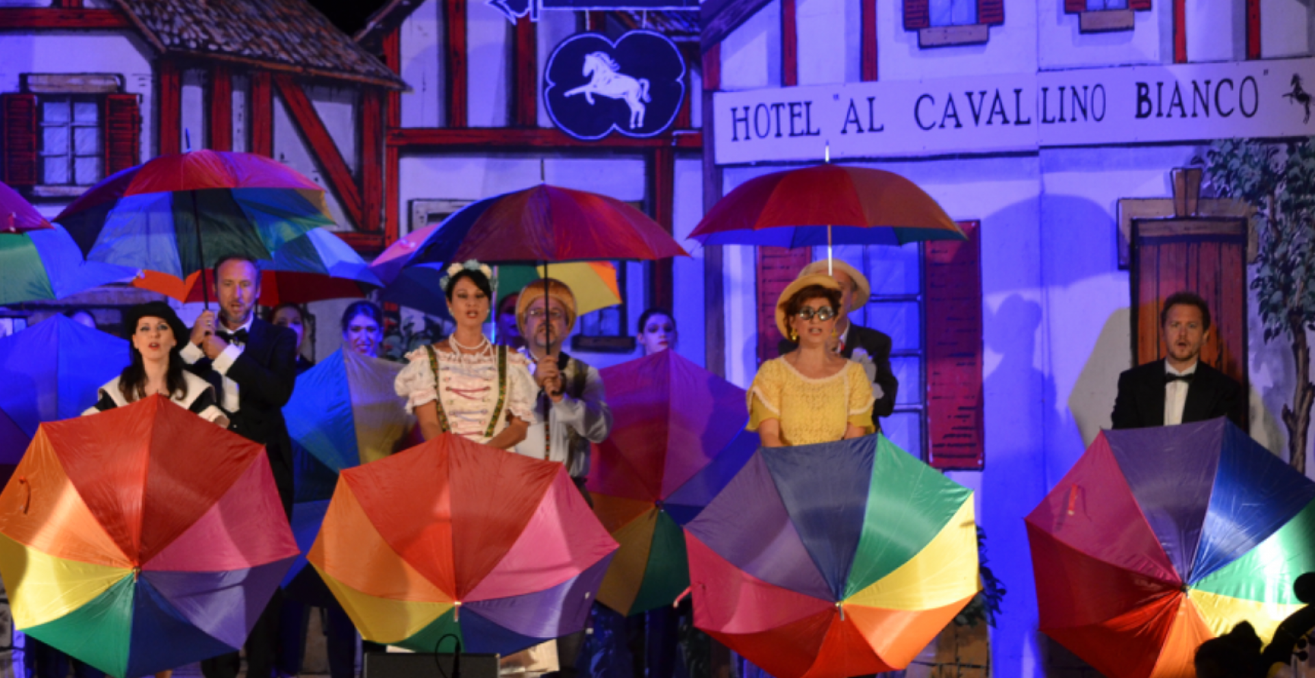 У маленькой белой лошадки