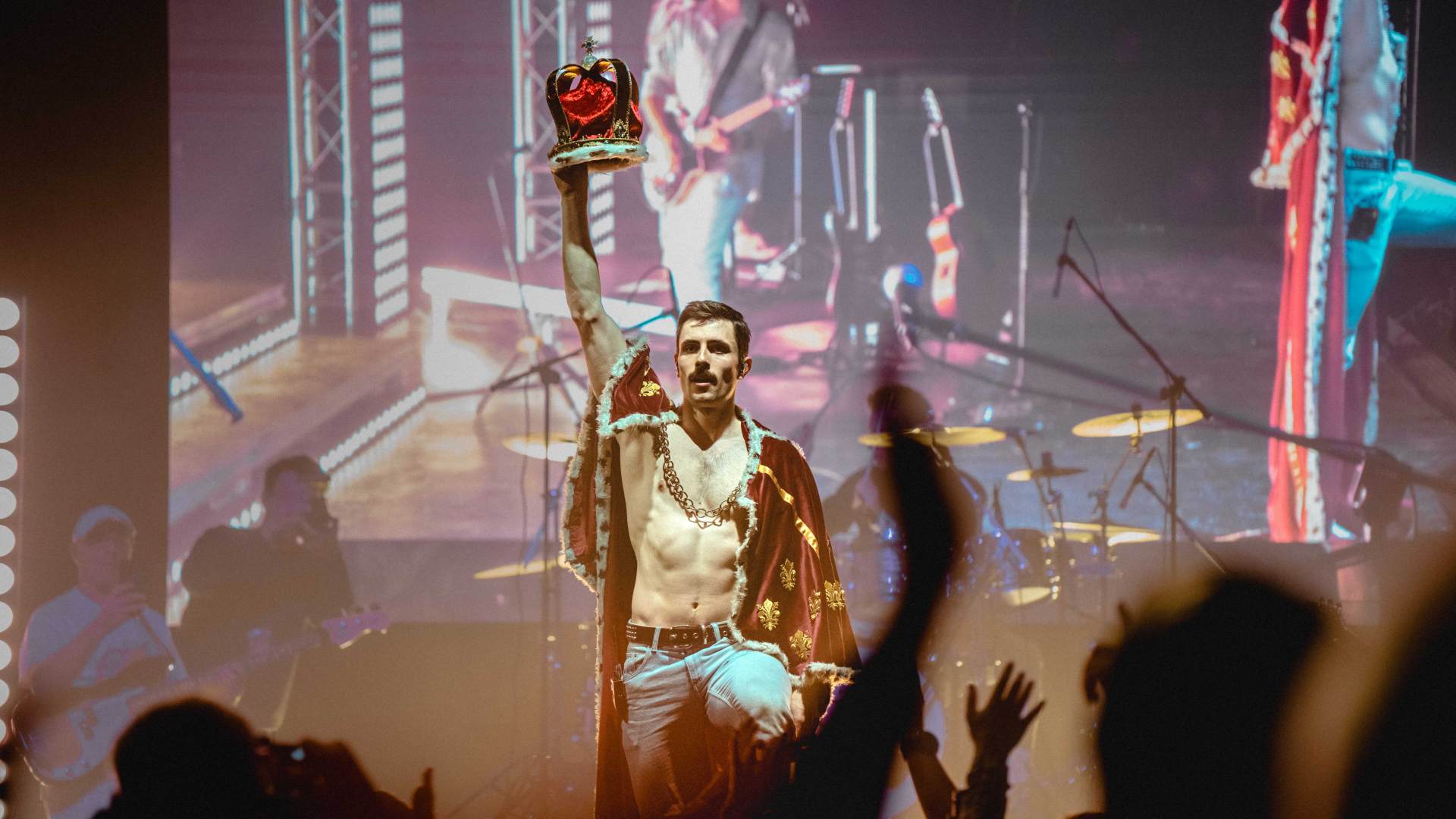 The Music of Queen, Live