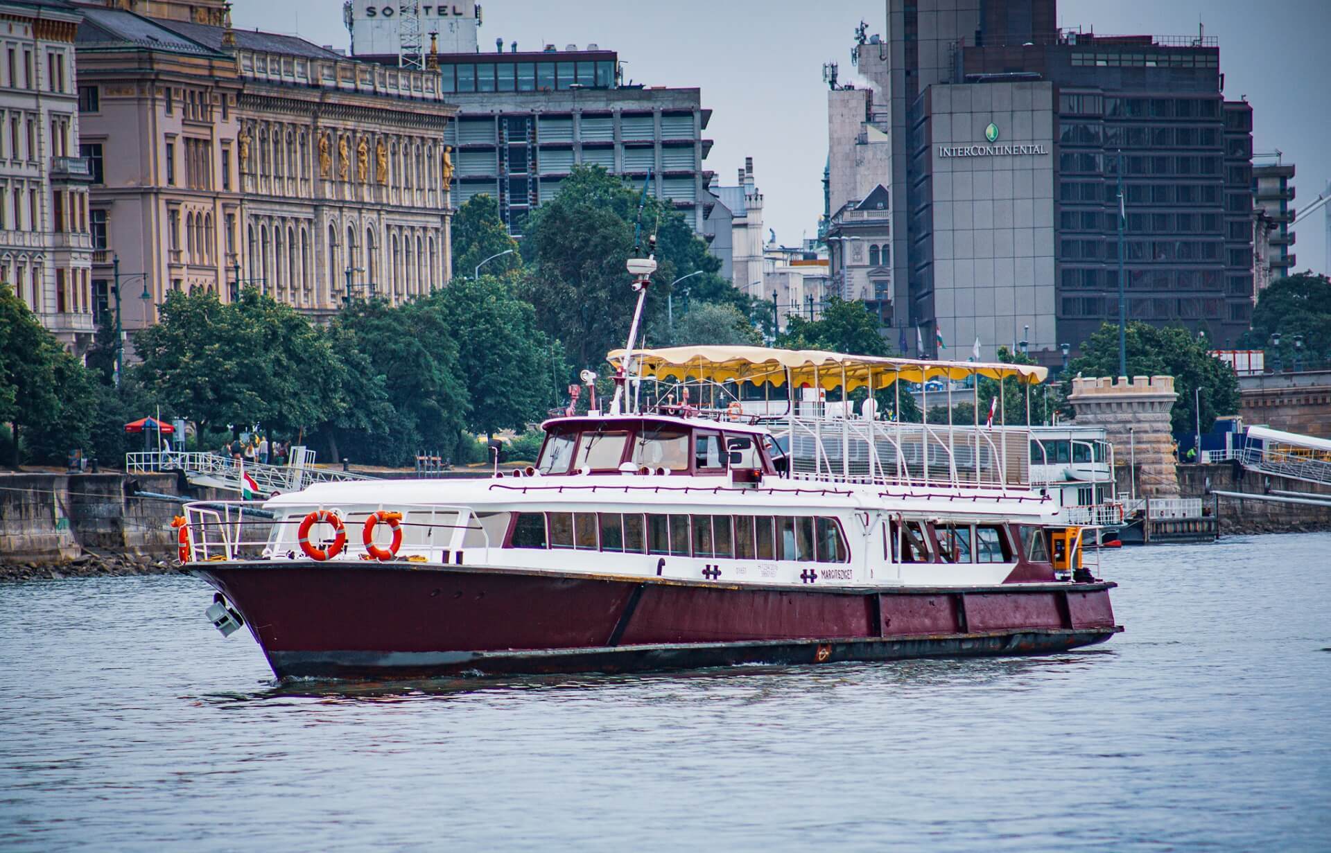 Nighttime Downtown Budapest Sightseeing Cruise