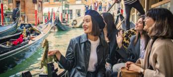 Совместная прогулка на гондоле на закате в Венеции