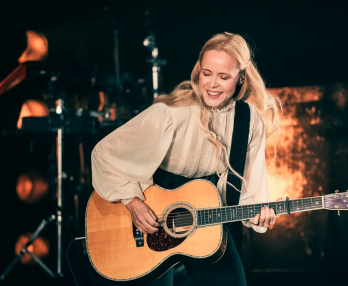 Tina Dico y su banda