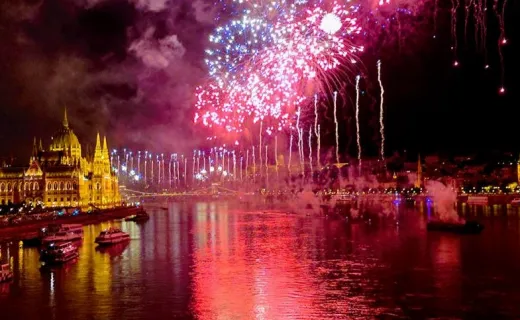 Crucero turístico con fuegos artificiales y 1 bebida