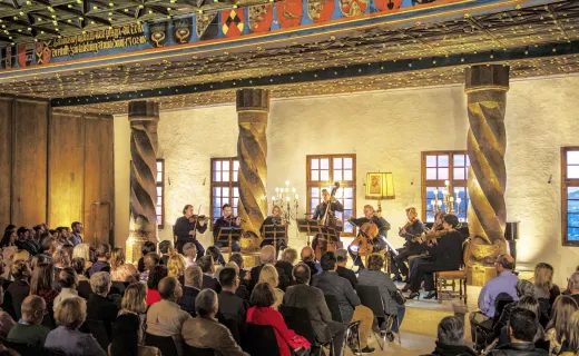 Обзорная экскурсия по городу на лодке и концерт Best of Mozart в крепости