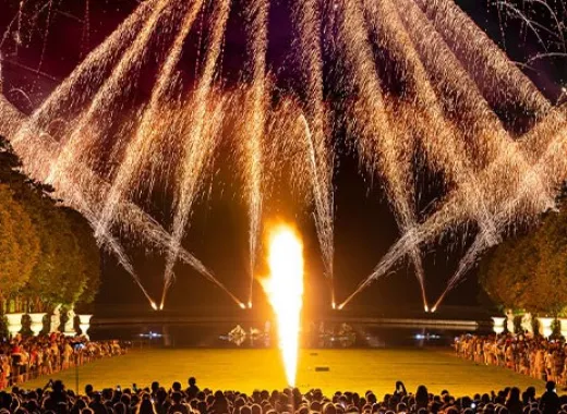 火の夜の噴水ショー