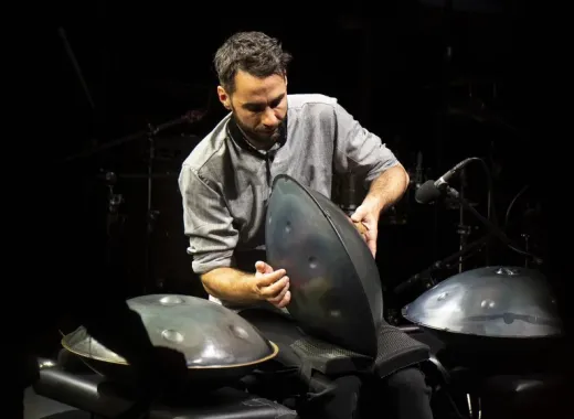 Manu Delago und Ensemble