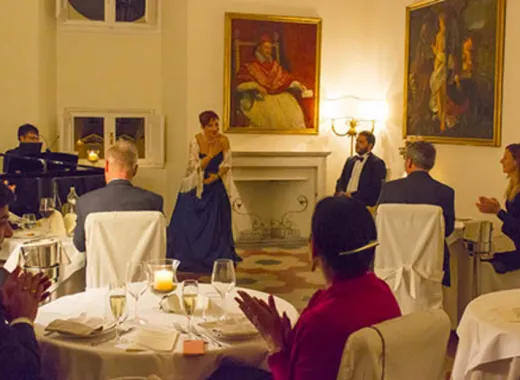 Operndinner: Abendessen während einer Opernaufführung