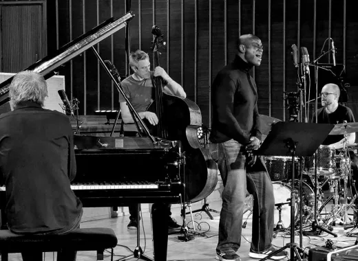 Ola Onabulé und Hazelrigg Brothers