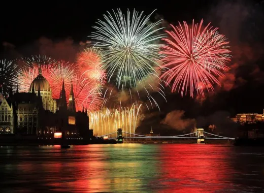 Abendessen und Kreuzfahrt mit Feuerwerk