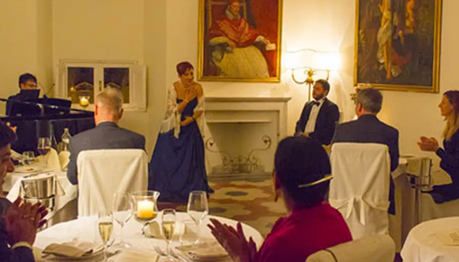 Cena Opera: Cena durante un intermezzo d´opera