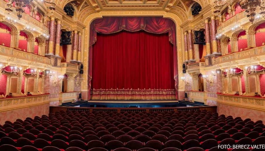 Hungarian Singers Present Der Ring With Piano